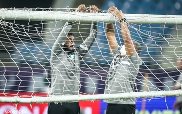 BHL tuyển Saudi Arabia kiểm tra mặt sân, vất vả "vá" lưới cầu môn trước buổi tập làm quen sân Mỹ Đình