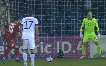 Ter Stegen bị fan Armenia chiếu laser thẳng mặt khi đang bắt penalty cho tuyển Đức