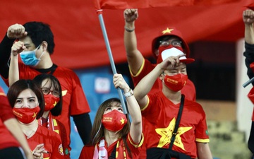 CĐV Việt Nam giữ vững tinh thần cổ động cho ĐT Việt Nam trận gặp Saudi Arabia 