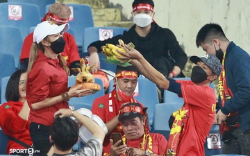 CĐV Việt Nam lập bàn cầu may ở sân Mỹ Đình trước trận Việt Nam gặp Saudi Arabia