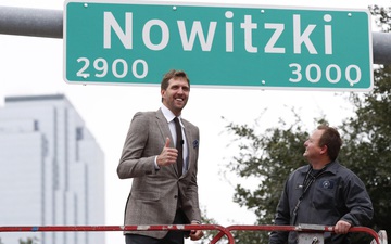 Dirk Nowitzki sau khi giải nghệ: Đầu tư cho người hâm mộ, được Mavericks ấn định ngày treo áo