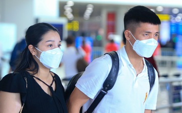 Bùi Tiến Dũng bắt vợ rời sân bay về sớm vì lo dịch bệnh 