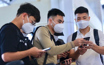 “Lớp phó” Đức Huy giúp các đồng đội khai báo y tế tại sân bay Nội Bài