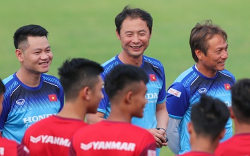 Hai trợ lý người Hàn Quốc bất ngờ nói lời chia tay U23 Việt Nam 
