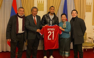 Tiền đạo đá ở Ligue 2 đến đại sứ quán Lào ở Pháp nhận áo đấu, sẵn sàng gặp tuyển Việt Nam tại AFF Cup 2020