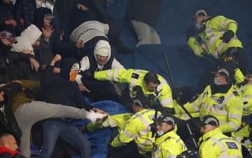 Fan Legia Warsaw đạp cảnh sát túi bụi trong trận thua trước Leicester City