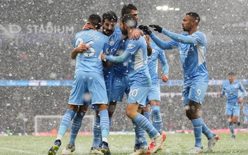 Hạ gục West Ham trong cơn mưa tuyết, Man City vươn lên bằng điểm với Chelsea