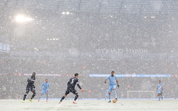 Tuyết rơi trắng xoá mặt sân, quả bóng thi triển "ẩn thân chi thuật": Cảnh tượng hiếm thấy ở giải Ngoại hạng Anh