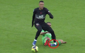 Cận cảnh tình huống cổ chân Neymar bị bẻ gập 90 độ đầy ghê rợn