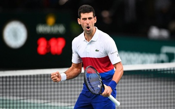 Djokovic thắng hú vía để vượt kỷ lục của huyền thoại Pete Sampras, tái đấu đối thủ đáng sợ ở chung kết Paris Masters