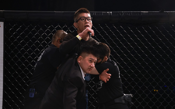 Huyền thoại MMA châu Á Shinya Aoki lao lên sàn đấu tấn công võ sĩ đàn em