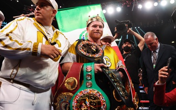 Chùm ảnh: Canelo Alvarez đánh bại Caleb Plant, tạo nên lịch sử tại hạng siêu trung 