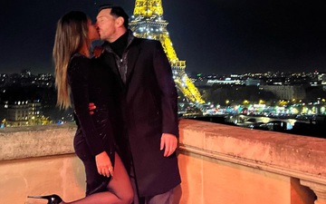 Messi say đắm "khóa môi" vợ giữa trời thu Paris thơ mộng