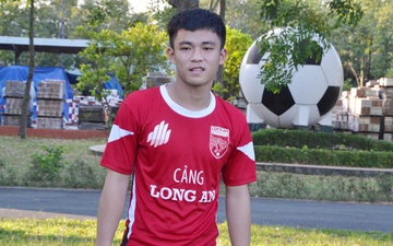 "Thần đồng" bóng đá Việt Nam bất ngờ giải nghệ ở tuổi 27