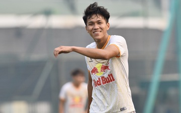Cầu thủ U23 Việt Nam lập siêu phẩm cho U21 HAGL, đồng đội cười trừ vì quá bất ngờ 