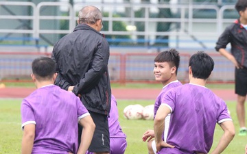 Thầy Park trò chuyện giải toả tâm lý cho học trò trước trận đấu gặp Malaysia