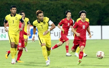 Kéo áo Công Phượng trong vòng cấm, đội trưởng Malaysia phải rời sân vì chấn thương