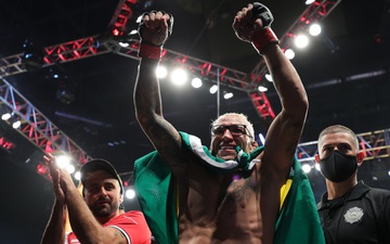 Hãy quên những đồn thổi liên quan tới chuyện bỏ cuộc, Charles Oliveira xứng đáng nhận được sự tôn trọng sau UFC 269