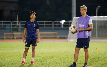 Keisuke Honda tận tình chỉ bảo tuyển Campuchia hướng đến trận đấu với tuyển Việt Nam