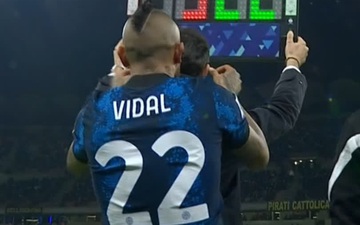 Vidal véo tai cợt nhả trọng tài bàn khi chuẩn bị vào sân thay người