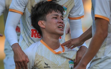 Minh Bình bật khóc tưởng nhớ đến mẹ sau khi ghi bàn cho U21 HAGL tại giải U21 quốc gia