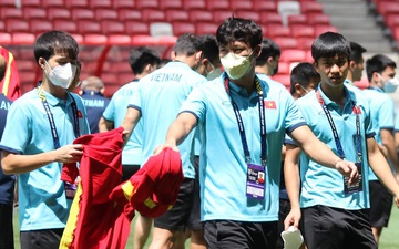 Tuyển Việt Nam đi tham quan SVĐ tổ chức trận bán kết AFF Cup 2020 với Thái Lan giữa trời nắng