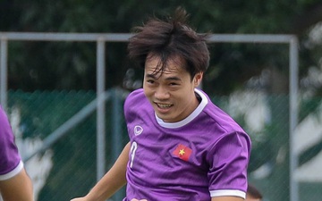 Văn Toàn "trầm cảm" với mái tóc khi tập bật cao đánh đầu chuẩn bị đấu tuyển Thái Lan