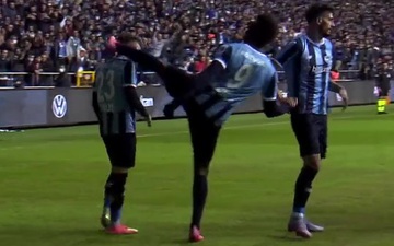 Balotelli đá vào đầu đồng đội khi đang ăn mừng bàn thắng của đội nhà