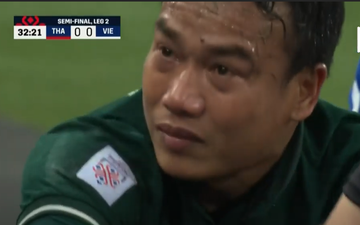 Thủ môn Thái Lan bật khóc rời sân vì chấn thương