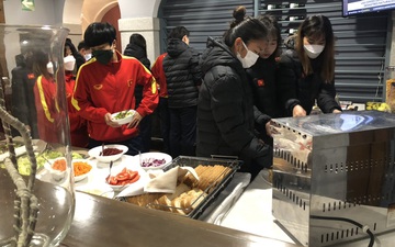 Đội tuyển nữ Việt Nam được dùng quầy buffet, đi ngắm phố Tây Ban Nha