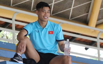 Văn Thanh cùng Đức Huy chơi bóng bàn bằng đầu cực vui sau buổi tập của ĐT Việt Nam