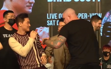 DK Yoo nhẹ hơn 25 kg so với cựu võ sĩ UFC Bradley Scott trong trận ra mắt làng quyền Anh