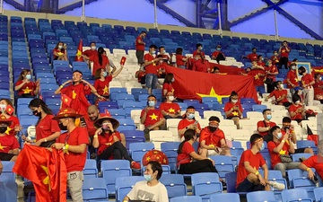CĐV Việt Nam tại Singapore than trời vì giá vé xem AFF Cup: Đã đắt còn phải ngồi với CĐV... ĐT Lào