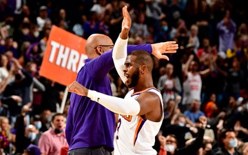 Chris Paul sắm vai “bảo mẫu” trong ngày Phoenix Suns lội ngược dòng trước San Antonio Spurs