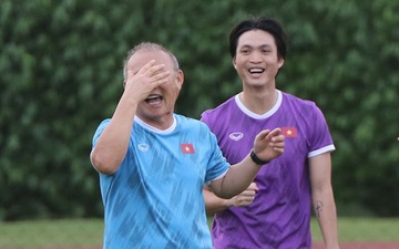 HLV Park Hang-seo khiến học trò cười ngả nghiêng trong trò chơi "oẳn tù tì"