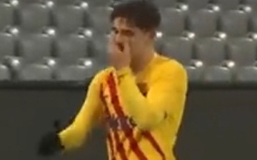 Sao trẻ Barca khóc nghẹn sau trận thua Bayern, đồng đội lại cười đùa với đối thủ