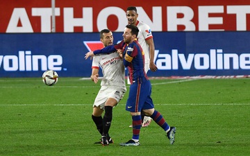 Messi lại đánh nguội sau khi bị phạm lỗi