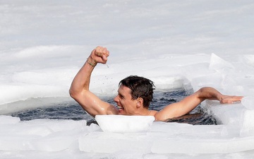 Thợ lặn người CH Séc gây kinh ngạc với kỷ lục không tưởng được thực hiện tại hồ băng