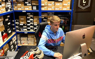 Chàng trai 17 tuổi chuyên bán những đôi giày bóng đá "cổ lỗ sĩ" cho sao Ngoại hạng Anh