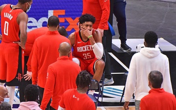 Gặp chấn thương không mong muốn, ngôi sao đang lên của Houston Rockets rời sân bằng xe lăn