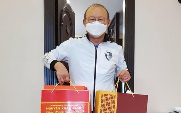 HLV Park Hang-seo nhận quà Tết từ Thủ tướng Nguyễn Xuân Phúc sau khi trở lại Việt Nam