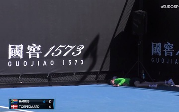 Bé gái nhặt bóng ngất xỉu giữa trưa ở Australian Open