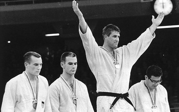 Judo Nhật đã bị thay đổi như thế nào dưới bàn tay các tuyển thủ vật phương Tây (Kỳ 1: Gã khổng lồ Hà Lan đạp đổ lý tưởng của Judo)