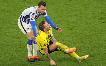 Cận cảnh pha tắc bóng rợn người khiến "trai đẹp" Marco Reus lăn lộn đau đớn và buộc phải rời sân