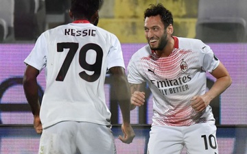 Thắng kịch tính Fiorentina, AC Milan gia tăng cách biệt với Juventus