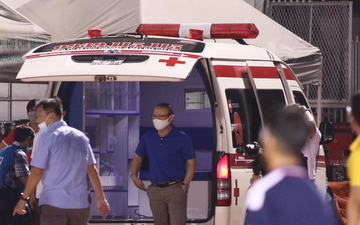 HLV Park Hang-seo lo lắng tột độ, xuống xe cấp cứu động viên Hùng Dũng sau chấn thương