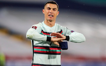 Ronaldo nhận đủ "gạch đá" vì ném băng đội trưởng sau drama cay đắng phút cuối trận