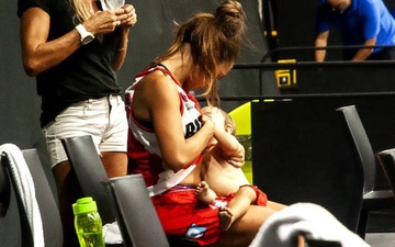 Nét đẹp thể thao: Cảm động khoảnh khắc nữ cầu thủ bóng rổ vừa thi đấu vừa chăm con