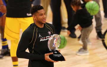 Team LeBron thắng dễ trong ngày Giannis Antetokounmpo lập kỷ lục All-Star cùng danh hiệu MVP