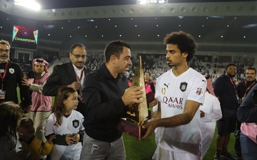 Huyền thoại Xavi vô địch Qatar với kỳ tích bất bại cả mùa